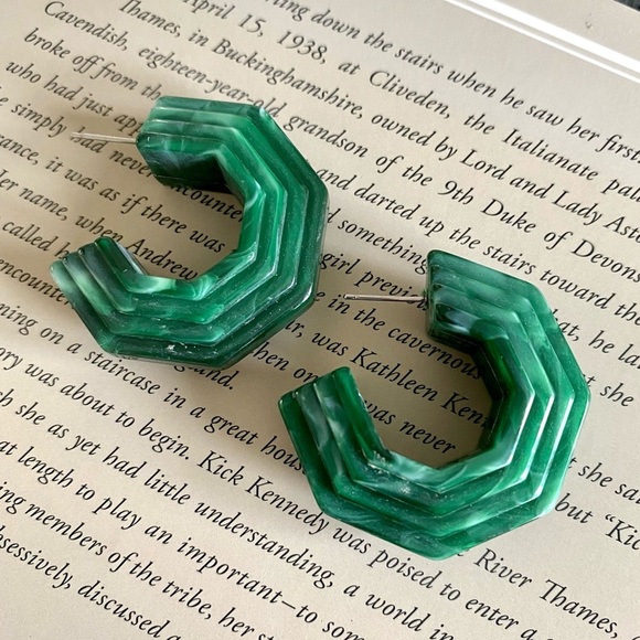 unknown Jewelry - Green Jade Acrylic Swirl Hoop Earrings Small Marbled Style Huggie Hoops